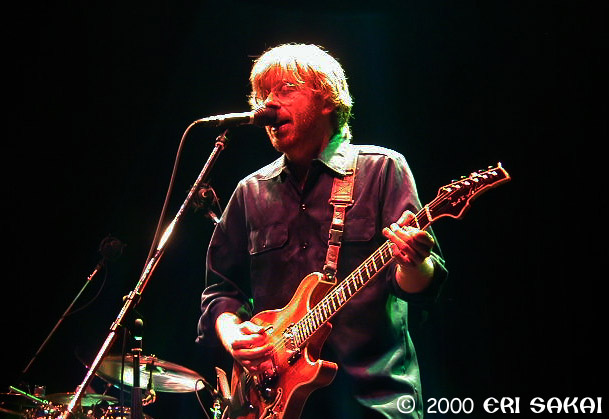 phish-eri-japan-6-10-00-treyb.jpg